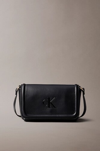 Kadın Kabartma Monogram Logolu Kapaklı Çapraz Çanta - Siyah - Calvin Klein
