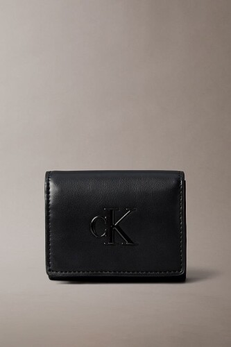 Kadın Monogram Amblemli Kapaklı Orta Boy Cüzdan - Siyah - Calvin Klein